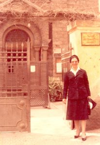 صورة شخصية للسيدة وداد مترى أمام كنيسة مريم سيدة السلام.