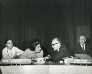 - خاص بالجامعة الأمريكيةعزيزة حسين أثناء حضورها لجنة وضع المرأة بالأمم المتحدة مع مرفت التلاوي عام 1963