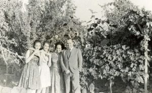 كوكب حفني ناصف مع زوجها حسن مدكور وابنتيها ليلى وبهيرة في بيت الهرم عام 1962